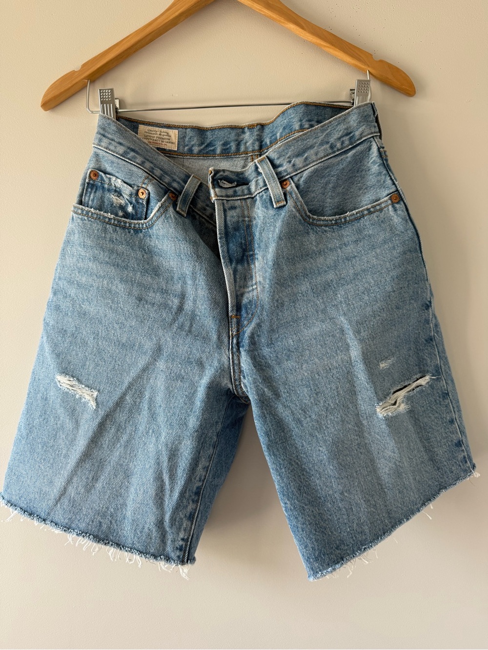 Levi's mid thigh short